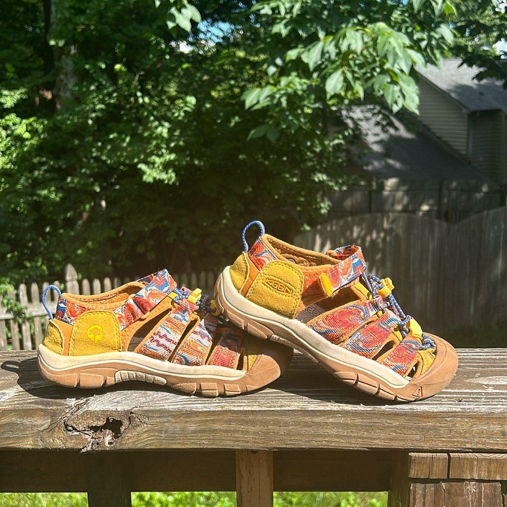 Girls Size 1 Keens